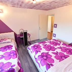 3 Bedroom Villa with Pool & Tennis Court near Sinj, sleeps 8